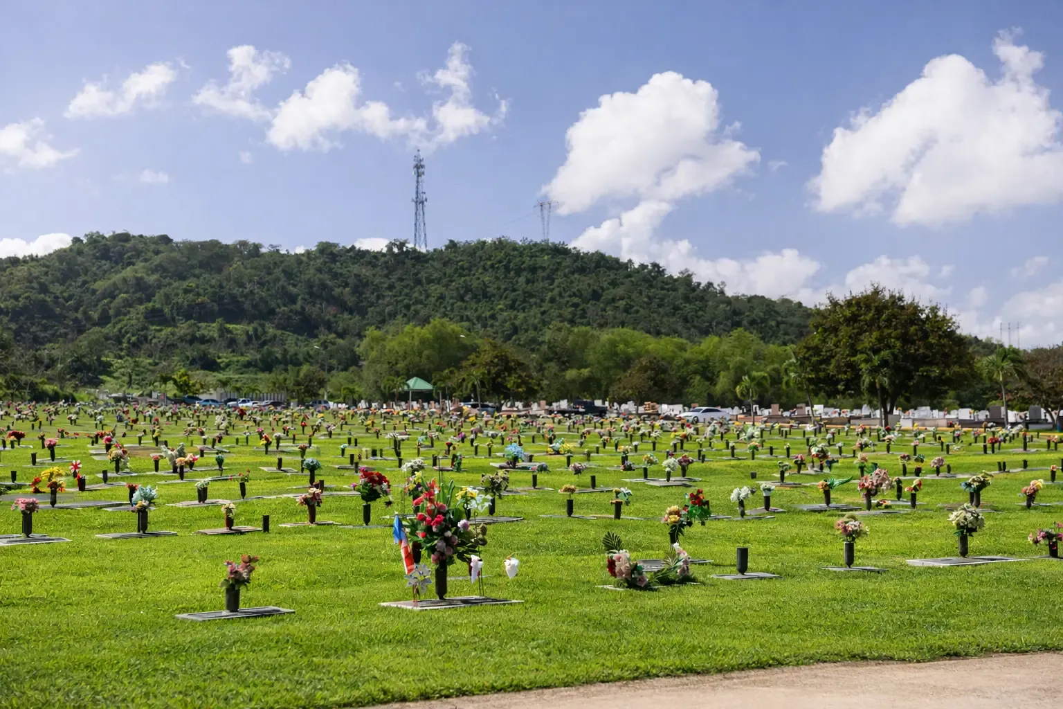 Vista panorámica del Cementerio Borinquen Memorial Parks II en Caguas