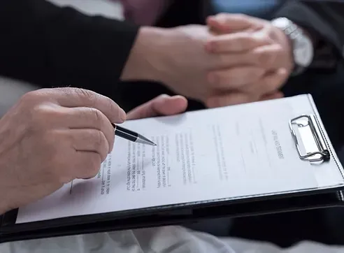 Interior de funeraria con urnas